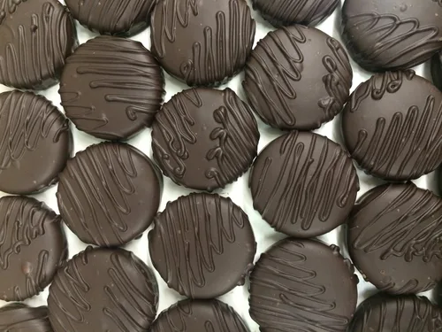 Miniatura 55 de Galletas de la marca Philadelphia Candies cubiertos por ambos lados de chocolate negro y con leche, y crema de cacahuete de la marca Nutter Butter