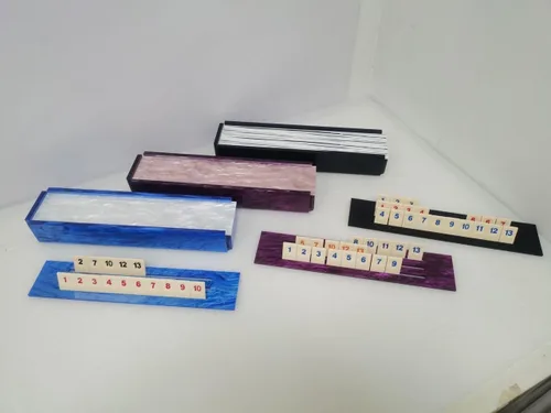 Miniatura 4 de Lucite Rumikub - Juego de azulejos, soportes y caja acrílica de almacenamiento incluidos (mármol azul/mármol blanco)