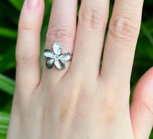 Miniatura 3 de Anillo de plata de ley 925 con flor de plumeria hawaiana de 0.59 pulgadas con circonita cúbica, chapado en oro de 14 quilates, sin níquel