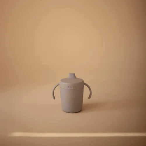 Miniatura 2 de mushie Vaso de entrenamiento con asas Fabricado en Dinamarca Tapa con cierre giratorio resistente a fugas y asas 6 meses + (Nube)