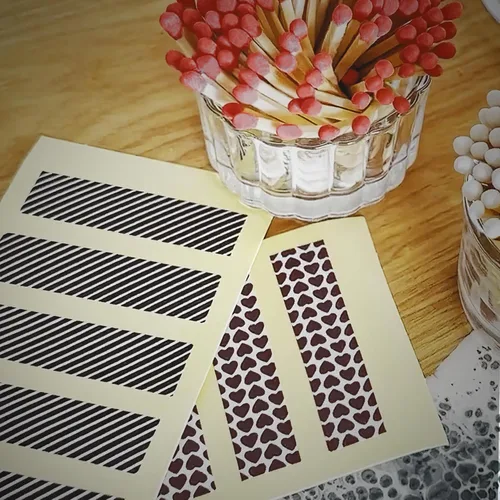 Miniatura 7 de Calcomanías rectangulares de 2 x 0.5 pulgadas con patrón de rayas únicas – 12 piezas Papel de huelga de carbón con adhesivo precortado