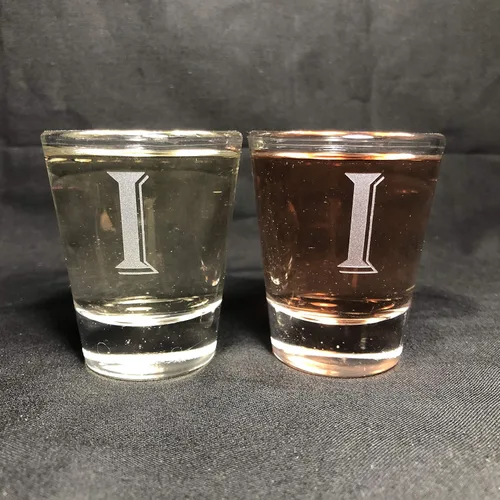 Miniatura 9 de Juego de 2 vasos de chupito con letras de monograma de 1.5 oz (B)