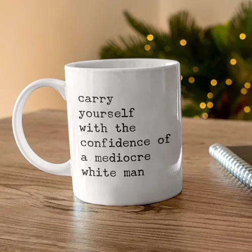 Miniatura 2 de Taza con texto en inglés «Carry Yourself With The Confidence Of A Mediocre White Man», divertida taza feminista, taza de cerámica tóxica para regalo