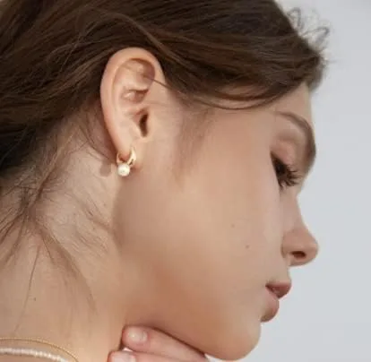 Miniatura 4 de VENOCO Pendientes de perlas delicadas para mujer, aretes de perlas barrocas de oro, aretes de aro de perlas elegantes de plata para novia