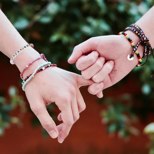 Miniatura 6 de ZHIYUXI - 1500 piezas de cuentas de letras de acrílico para pulseras de la amistad, cuentas de alfabeto para pulseras, collares, fabricación
