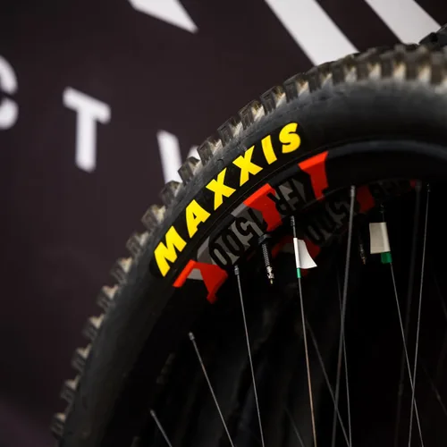 Miniatura 8 de MAXXIS Minion DHF - Compuesto dual - Clasificación E25, sin cámara Banda de rodadura centrada en el estándar de gravedad de oro