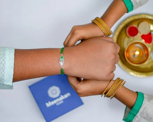 Miniatura 4 de Meenakari 925 plata esterlina Morpankh pluma de pavo real Krishna Rakhi pulsera conjunto con Roli Chawal y tarjeta de felicitación Rakshabandhan