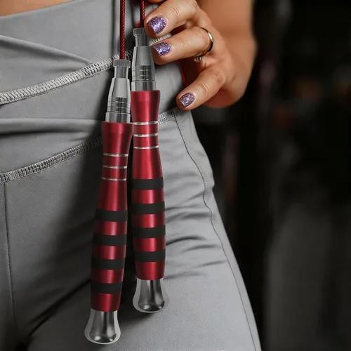 Miniatura 6 de Cuerda de saltar con peso de velocidad con mecanismo de bloqueo seguro, giro suave de 360°, asas antideslizantes con textura mate, cuenta con 2