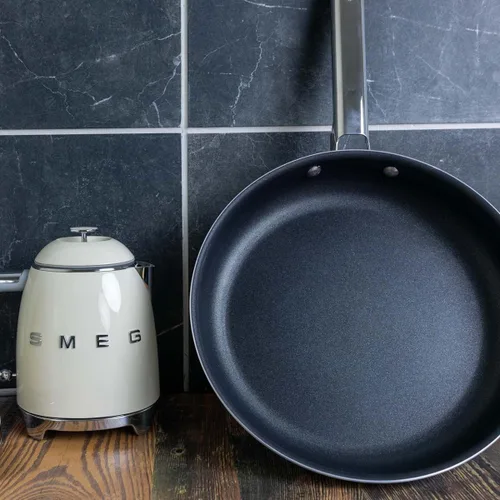 Miniatura 5 de Smeg - Tetera eléctrica de estilo retro de los años 50 de 7 tazas con apagado automático, base removible e indicador de agua, KLF03CRUS, color crema