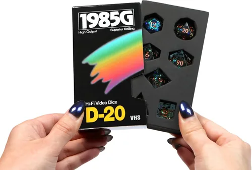 Miniatura 9 de 1985 Games Juego de dados D&D de borde afilado – Dados poliédricos de resina hechos a mano en caja retro VHS – 7 dados para TTRPG (Bola de Cristal)