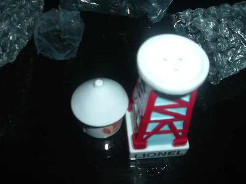 Miniatura 5 de Lionel Train Water Tower - Juego de salero y pimentero