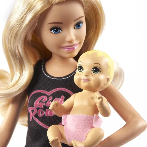 Miniatura 3 de Set de Barbie Skipper Babysitters Inc con muñeca rubia en camiseta 'Girl Power', muñeca bebé y 4 accesorios Rubio