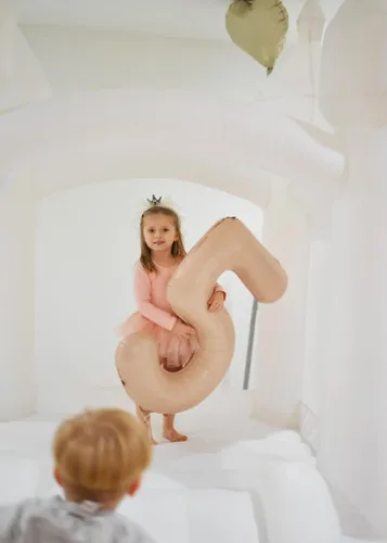 Miniatura 3 de Casa de rebote inflable blanca para niños, castillo hinchable para niños de 3 a 10 años, casa de rebote para niños pequeños con alfombrilla