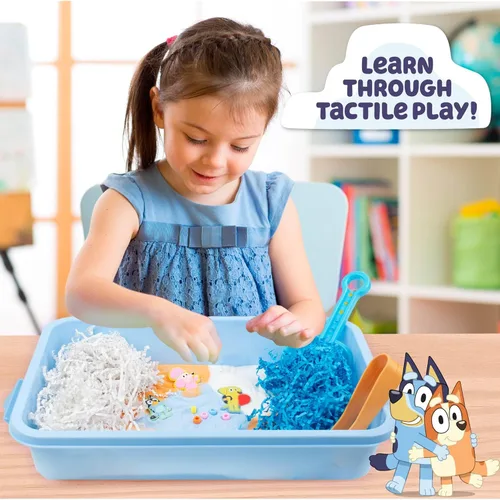 Miniatura 5 de Horizon Group USA Caja sensorial oficial Bluey Seek & Find, juguetes sensoriales listos para usar para niños pequeños de 3 a 4 años con tapa, arena