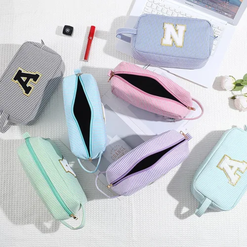 Miniatura 8 de Bolsa de Maquillaje con Inicial YOOLIFE - Regalos de Cumpleaños para Mujeres, Niñas, Mamá, Hija, Amigas, Hermana, Profesora, Regalos de Propuesta