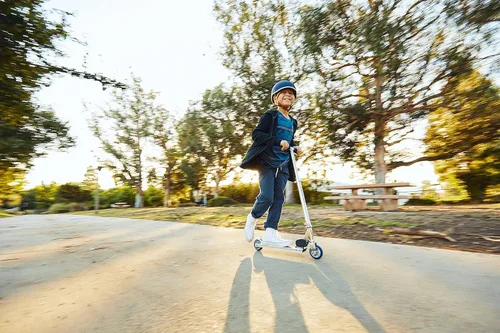 Miniatura 14 de Razor A Patinete para niños - Ligero, plegable, marco de aluminio y manillar ajustable Claro/Negro