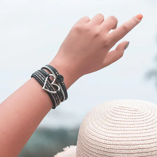 Miniatura 2 de FANCY SHINY Pulseras de cuero con forma de corazón, apilables, bohemias, pulseras de diamantes de imitación de resina de moda con cierre magnético