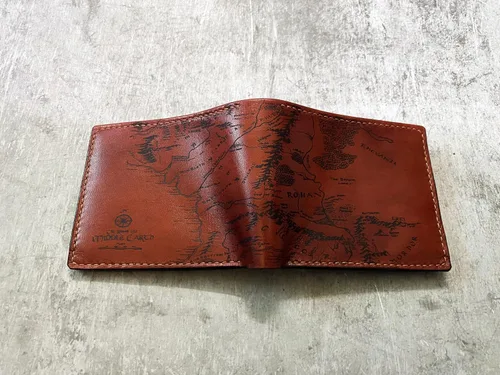 Miniatura 2 de Billetera vintage hecha a mano para hombre – Cuero auténtico plegable con grabado de mapa, regalo personalizable, Castaño, medio, Billetera plegable