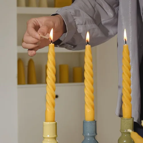 Miniatura 4 de DEYBBY Juego de 4 velas espirales de cera de abeja de 7 pulgadas, sin goteo y sin humo, velas de cera de abejas puras trenzadas para decoración