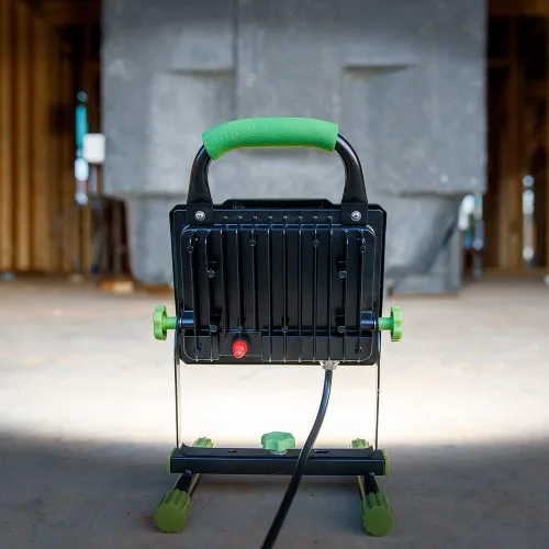Miniatura 4 de POWERSMITH 10,000 luces de trabajo LED portátiles con carcasa y soporte de metal, lente resistente a impactos y garantía de 5 años (PWLS100H)