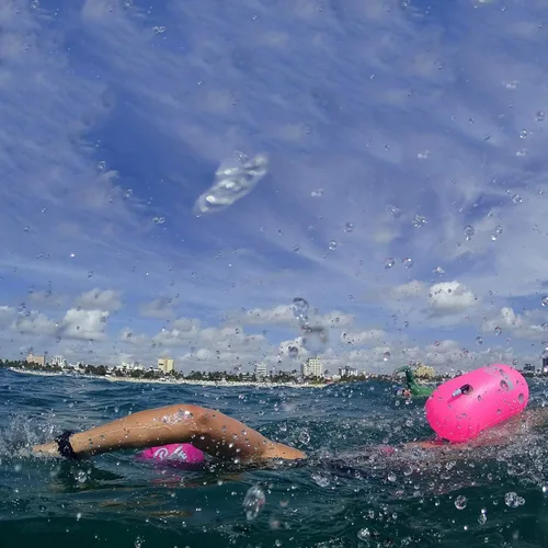 Miniatura 5 de Burbuja de Natación New Wave para Nadadores de Aguas Abiertas y Triatletas - Sé Brillante, Sé Visto y Sé Más Seguro con New Wave Mientras Nadas al