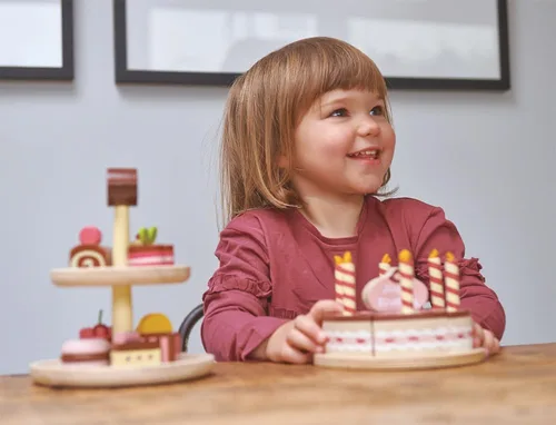 Miniatura 2 de Tender Leaf Toys - Pastel de cumpleaños de chocolate - Juguete de comida con velas y plato, decoración de fiesta de cumpleaños o regalo para niños