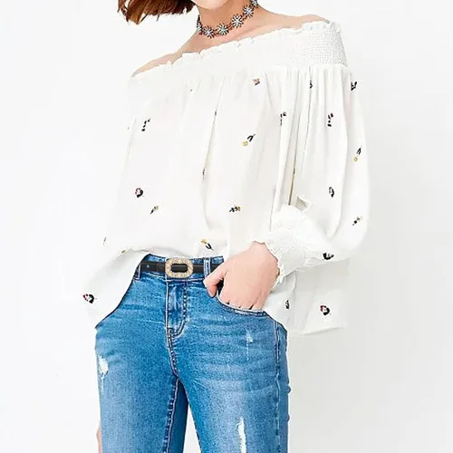 Miniatura 155 de Cinturón de cuero clásico con hebilla de metal para mujer con vestido de jeans