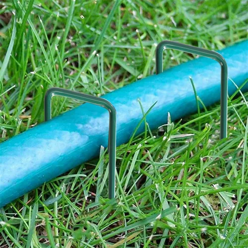 Miniatura 7 de Paquete de 20 estacas de jardín de 6 pulgadas en forma de U para tienda de campaña resistentes para patio, pasadores de césped para paisajismo, tela