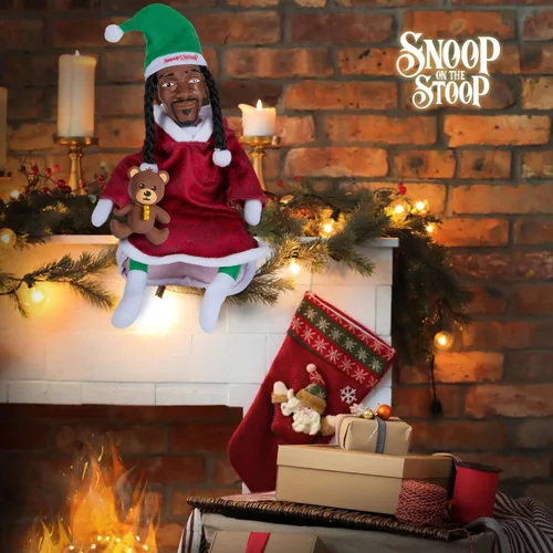Miniatura 4 de Snoop Dogg Paquete de expansión de pijama, bata roja con oso de peluche para Snoop en el escalón, divertido, Papá Noel secreto