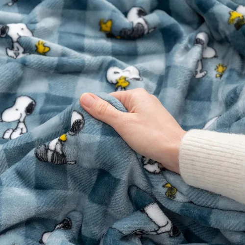 Miniatura 7 de Berkshire Blanket Peanuts® VelvetLoft® Manta de Felpa con el Tierno Personaje Snoopy, Peanuts Snoopy Everyday Buffalo Plaid Navy Tonal, Manta 55