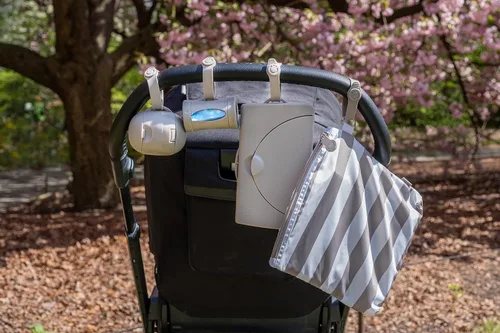 Miniatura 4 de Ubbi On-The-Go Dispensador de toallitas para bebés, contenedor de toallitas portátil para viajes, accesorio de bolsa de pañales imprescindible