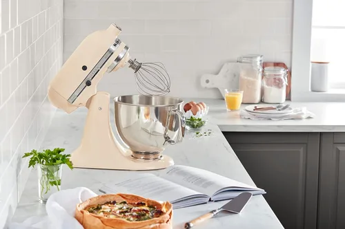 Miniatura 5 de KitchenAid Artisan Series Batidora de Pie con Cabezal Inclinable de 5 Cuartos con Escudo Vertedor KSM150PS, Crema de Almendra