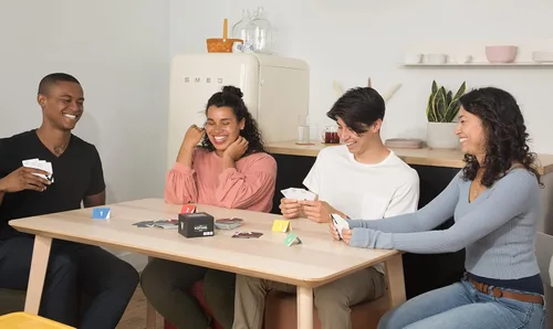Miniatura 7 de The Voting Game After Dark Edition – El divertido juego de cartas para adultos sobre descubrir quiénes son tus amigos, perfecto para estudiantes