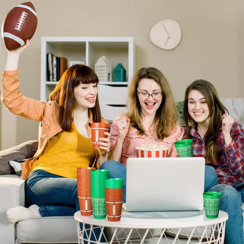 Miniatura 7 de Nuenen Juego de 24 tazas de plástico de fútbol de 16 onzas, juego de fiesta de fútbol con temática de rugby, taza esmerilada de plástico