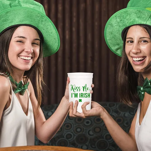 Miniatura 7 de Kiss Me I'm Irish - Juego de tazas de plástico para el día de San Patricio, 12-16 onzas para recuerdos de fiesta y decoraciones temáticas de trébol