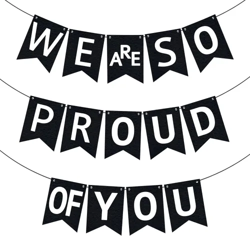 KatchOn, Cartel con texto en inglés «We are So Proud of You» – Cartel de felicitaciones preencordado de 10 pies, cartel de graduación negro para