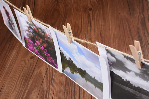 Miniatura 5 de COOLAKE Alfileres de madera de 1.38 pulgadas, paquete de 100 mini clips de papel fotográfico con cordel de yute de 100 pies para fotos, cuerdas