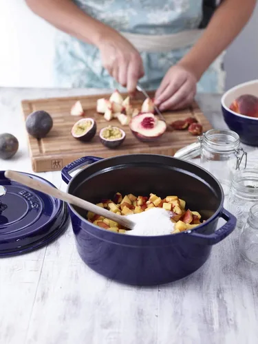 Miniatura 3 de Staub - Cocotte redonda de hierro fundido, 5.5 cuartos de galón, color azul oscuro, fabricado en Francia