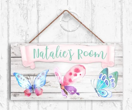 Letrero de placa de madera con nombre personalizado, mariposas multicolores, letrero para puerta, dormitorio, cuarto de bebé, decoración de pared,