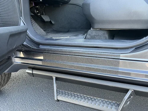Protección de umbral de puerta - Compatible con Tundra 2022-2026 Liso - Negro