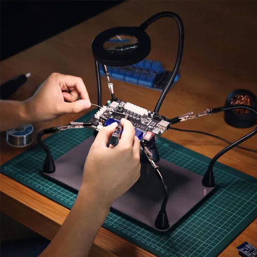 Miniatura 8 de SainSmart Estación de soldadura magnética con una base más grande de 11.1 x 7.1 pulgadas, lámpara de aumento LED 5X, 4 soportes para placa