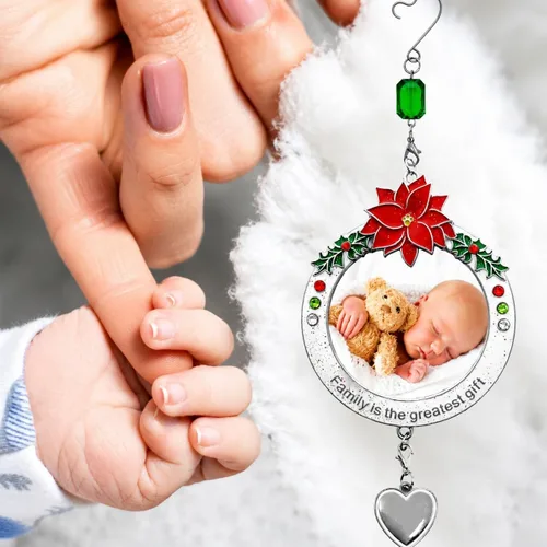 Miniatura 2 de Adorno de Navidad personalizado con tu foto familiar – La familia es el mejor regalo, adorno navideño con detalles de flor de pascua y acebo