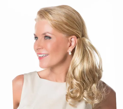 Toni Brattin Playful Puf Hairpiece – Negro 10.5 pulgadas largo ondulado rizado postizo de clip hecho de fibra sintética resistente al calor para