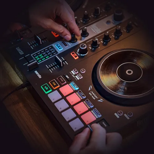 Miniatura 7 de Hercules DJControl Inpulse 300 MK2 - Controlador USB DJ - 2 cubiertas con 16 almohadillas y tarjeta de sonido integrada