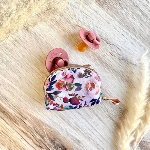 Miniatura 4 de Itzy Ritzy Bolsa de almacenamiento para todo; pequeña bolsa con cremallera para 2 chupetes; asa a presión que se fija a la bolsa de pañales