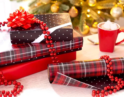 Miniatura 6 de American Greetings Rollo de papel de regalo reversible jumbo para Navidad, papel de regalo navideño rojo y negro