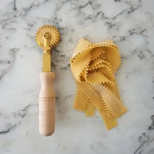 Miniatura 8 de La Gondola Cortador de pasta casero - Rueda festoneada Herramienta italiana para hacer pasta para el hogar y negocios Latón y madera natural