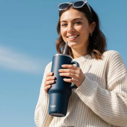 Miniatura 4 de S'well Vaso de acero inoxidable reciclado XL con popote y asa, 40 onzas, azurita, contenedor aislado al vacío de triple capa mantiene las bebidas