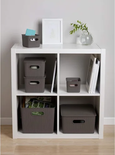 Miniatura 5 de Superio Ribbed Collection – Cesta decorativa de plástico con tapa para el hogar, tamaño XL, color marrón (paquete de 1 – 22 litros), caja apilable