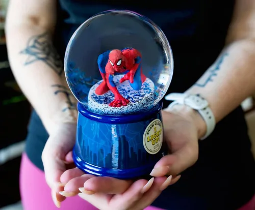 Miniatura 3 de Marvel Spider-Man New York Skyline - Globo de nieve coleccionable iluminado
